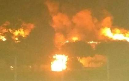 Incêndio toma conta de empresa e assusta moradores