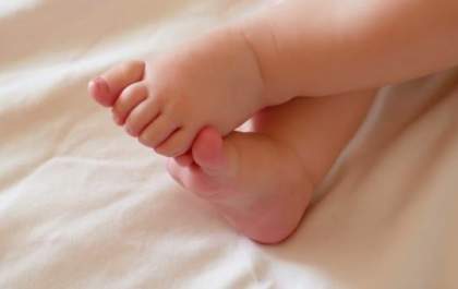 Padrasto pisa em orgão genital de bebê por ciúme de tatuagem da mãe&nbsp;