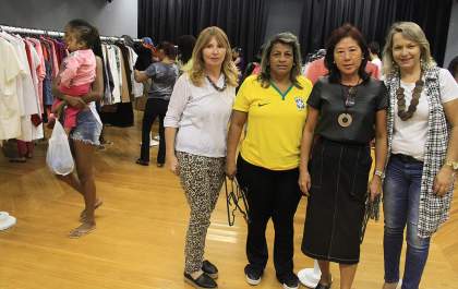 Famílias participam de bazar da Campanha do Agasalho do Fundo Social