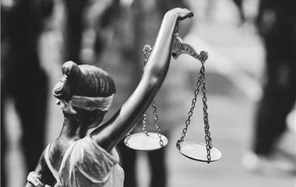 Homem é condenado a 25 anos de prisão por matar esposa 2 dias após ela dar à luz