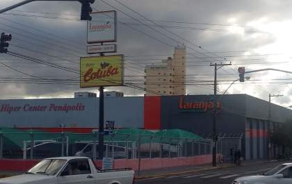 Grupo fecha supermercado na região