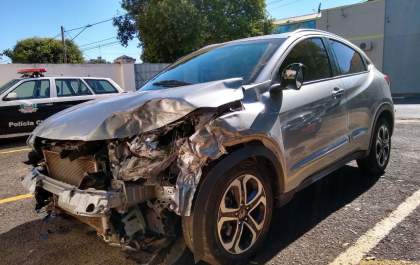Taxista é espancado, trancado em porta-malas e tem arma roubada