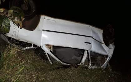 Pai e filho ficam presos em carro capotado na BR-262