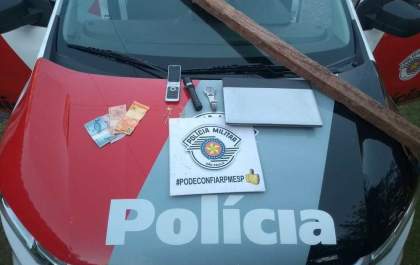 PM prende homem durante assalto a residência