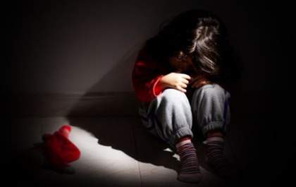 Mãe e os dois filhos são indiciados por estupro a enteada de 13 anos