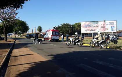 Mulher fica ferida em acidente entre moto e carro em Três Lagoas
