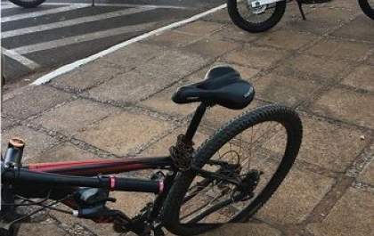 Após ultrapassar o sinal vermelho, ciclista é autuado e sua bicicleta apreendida