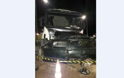 Homem morre após ter carro arrastado por carreta