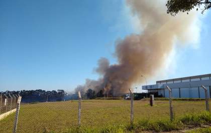 Incêndio em mata atrás da Nestlé mobiliza bombeiros