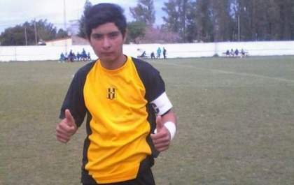 Goleiro de 17 anos morre após fazer defesa de pênalti com o peito