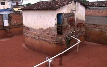 Idosas passam 8 anos escavando com colher e criam 'cratera' em torno de casa