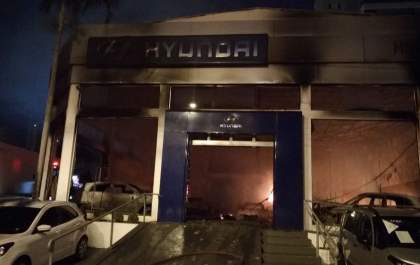 Incêndio atinge concessionária da Hyundai e destrói pelo menos oito veículos
