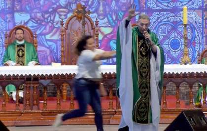 Padre Marcelo derrubado de palco por mulher durante celebração