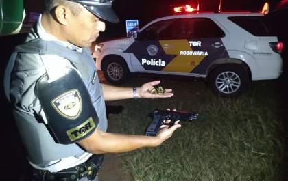 Presa por tráfico é flagrada com pistola e munição em ônibus