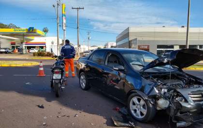 Motociclista fica ferido ao bater em carro na avenida Brasília