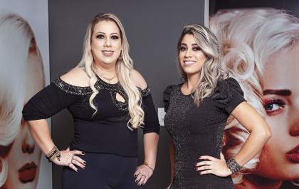 Duas mulheres e uma Fábrica de Loiras