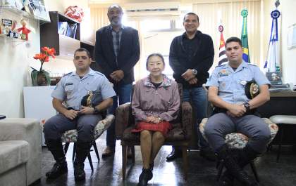 Tamiko recebe o capitão do 2º Batalhão de Policiamento Rodoviário