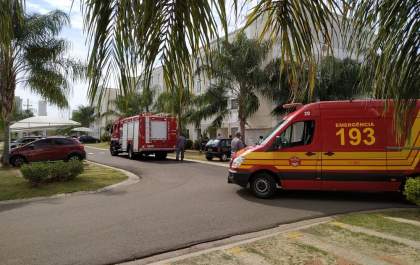 Princípio de incêndio em apartamento mobiliza bombeiros