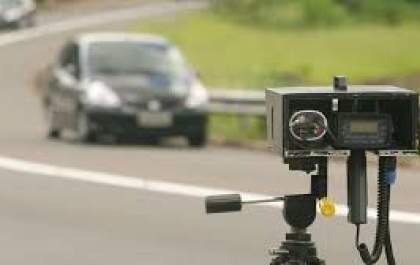 Mulher recebe multa de carro parado na oficina