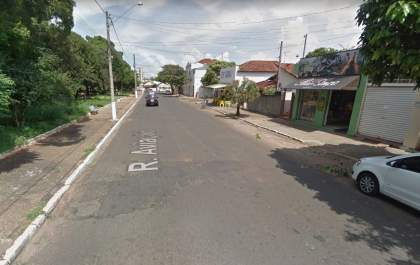 Após beber, enfermeiro bate em carro parado