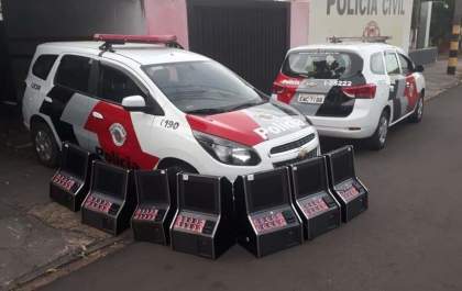 Máquinas caça níqueis são apreendidas em bar
