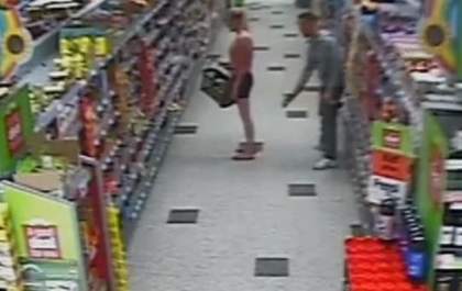 Homem flagrado tirando fotos de partes íntimas de mulheres dentro de Supermercado