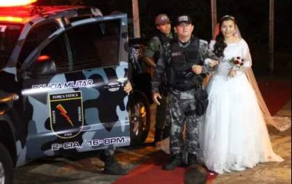 Homem cai no choro ao ver noiva chegar na Igreja de viatura policial