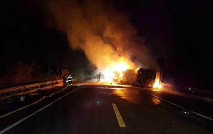 Rodovia é interditada após caminhão tombar e pegar fogo