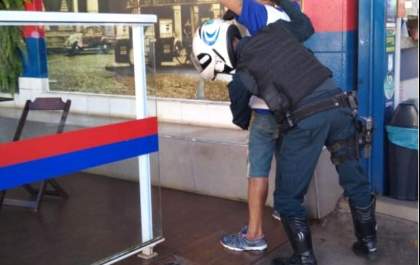 Motociclista é preso com camisa da 'PM' em 'zigue- zague' e em alta velocidade