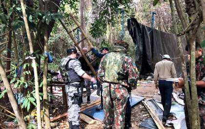 PM e PMA destroem barracos clandestinos em Área de Preservação Ambiental