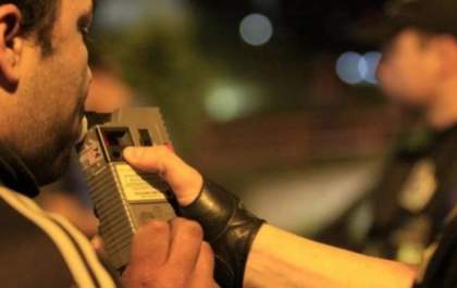 Homem bate carro em poste e é preso por embriaguez