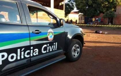 Moradores ouvem disparos e encontram jovem morto a tiros&nbsp;