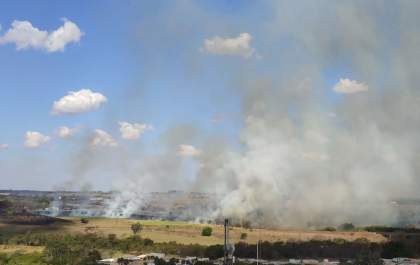 Incêndio volta em área de pastagem nos fundos do Alvorada