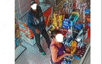 Polícia prende acusado de roubo e de furtar uísque em conveniência