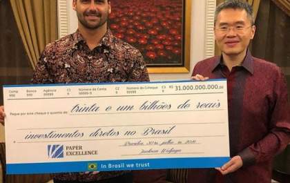 Eduardo Bolsonaro recebe cheque referente ao investimento que a PE pretende fazer na aquisição da Eldorado