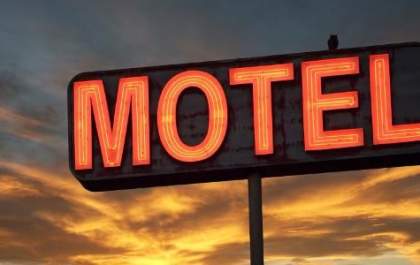 Casais fogem de motel depois de tentar pagar conta com cartão alimentação