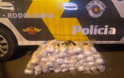 Cocaína e revólver são apreendidos na Rodovia da Integração