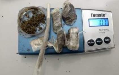 Jovem é flagrado com drogas dentro de veículo em Brasilândia