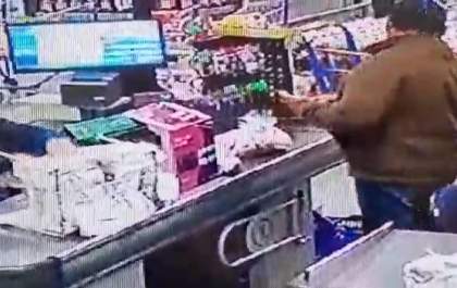 Câmeras 'entregam' homem furtando cliente no caixa de supermercado