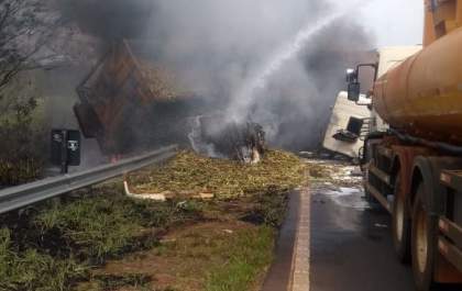 Carretas colidem de frente e pegam fogo