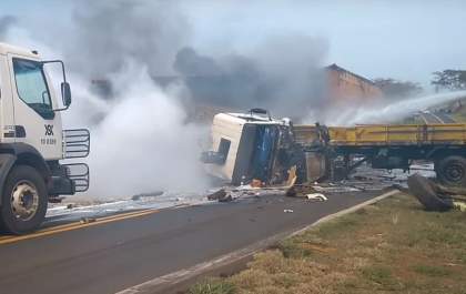 Carretas pegam fogo após colisão frontal em rodovia