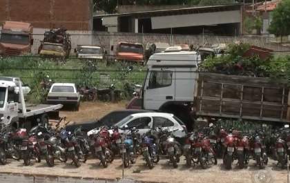 Carro é abandonado após bater em placa de sinalização na Elyeser