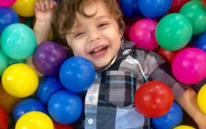 Mãe de autista recebe mensagem de outra mãe negando convite para festa: ‘Seu filho é problemático’