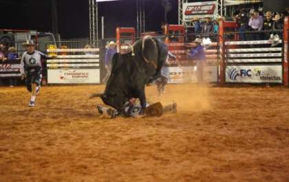 Salva vidas de rodeio é pisoteado por touro