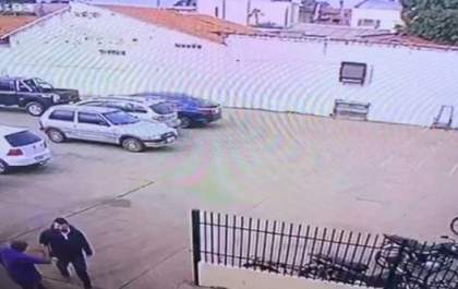 'Flanelinha' é preso após ameaçar e exigir dinheiro de delegado em estacionamento