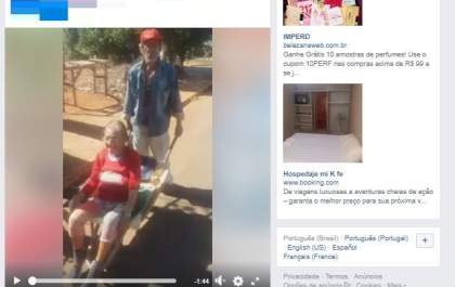 Idoso leva esposa para medir pressão dentro de carrinho de mão e causa revolta e comoção