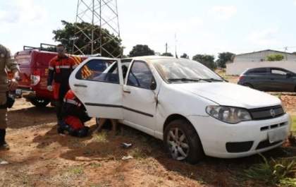 Motorista perde o controle e capota veículo com os dois filhos na saída para TL&nbsp;