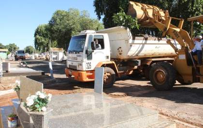 Em Birigui, Prefeitura faz arrastão de limpeza nos cemitérios