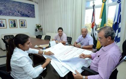 Arquiteta entrega a prefeito projeto para nova rodoviária