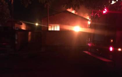 Incêndio destrói casa no bairro Santa Luzia